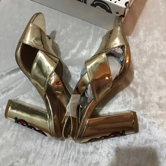 🆕gold strapped heels with snake - Picture 5 of 5